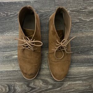 Tan suede chukkah boots for men